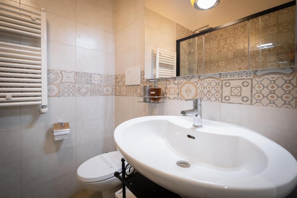 A bathroom at CconfortHotels R&B Cavour