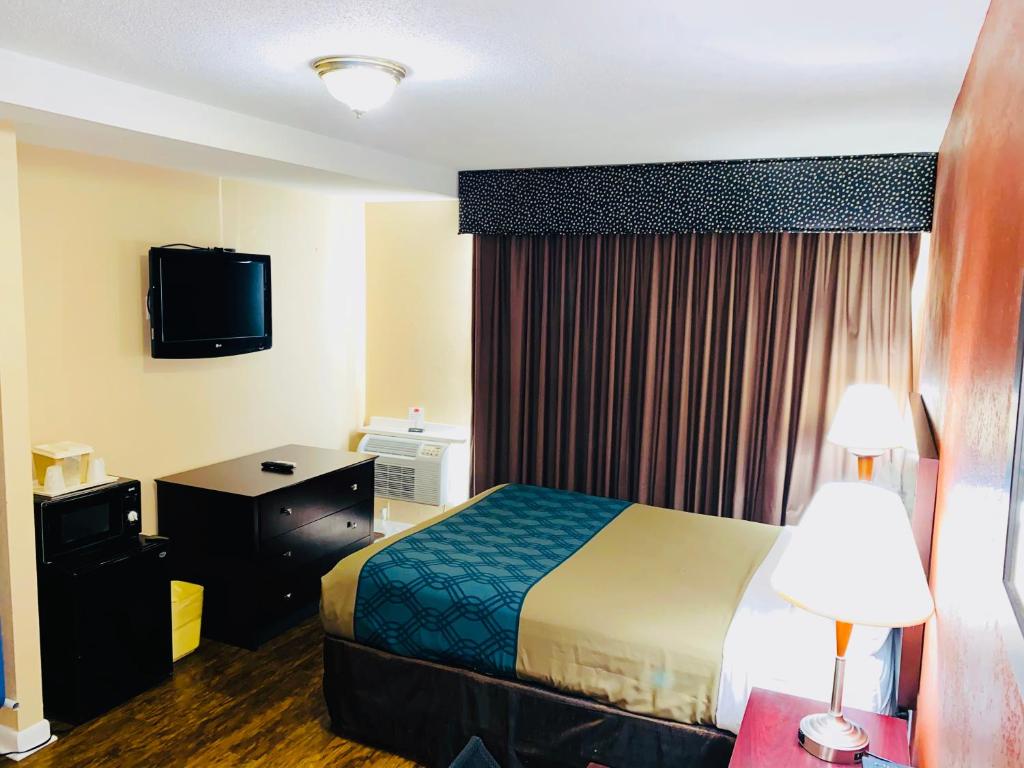 Econo Lodge Inn & Suites Old Saybrook - Westbrook - Queen Room - Accessible/Nonsmoking