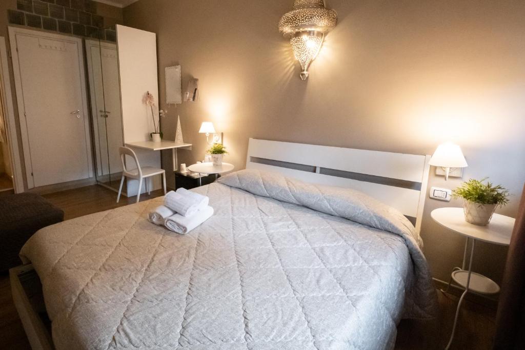 A bed or beds in a room at CconfortHotels R&B Cavour