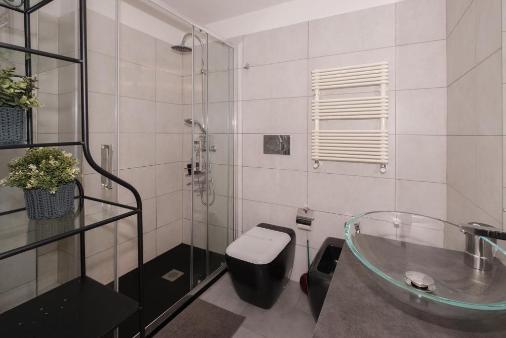 A bathroom at CconfortHotels R&B Cavour