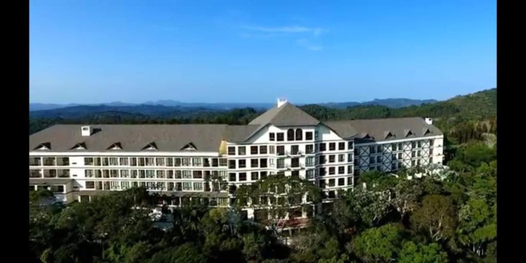 an aerial view of a hotel in the mountains at Condomínio Vista Azul in Pedra Azul