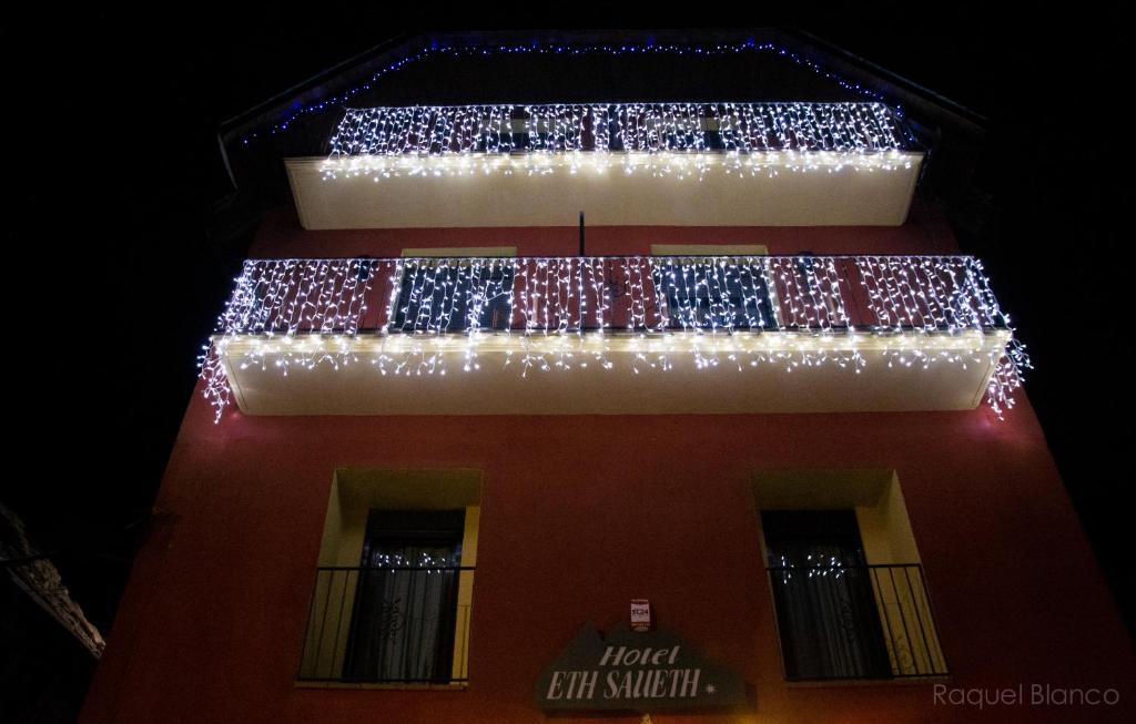 un edificio con luces de Navidad en un lado en Hotel Saueth, en Tredós