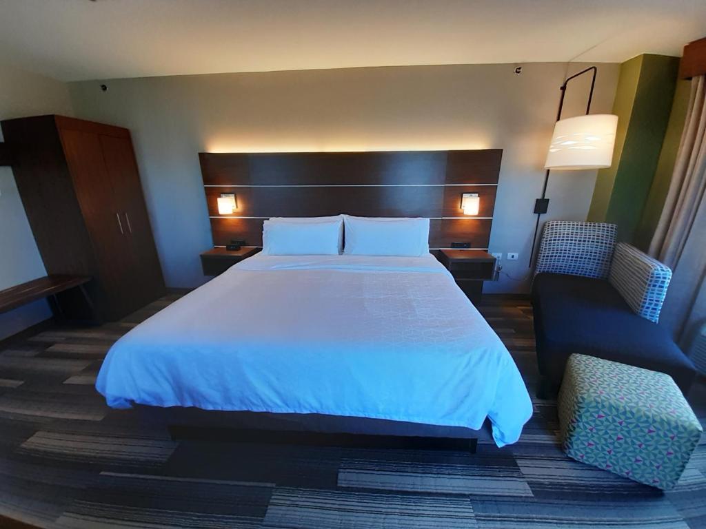 Postel nebo postele na pokoji v ubytování Holiday Inn Express Trincity by IHG