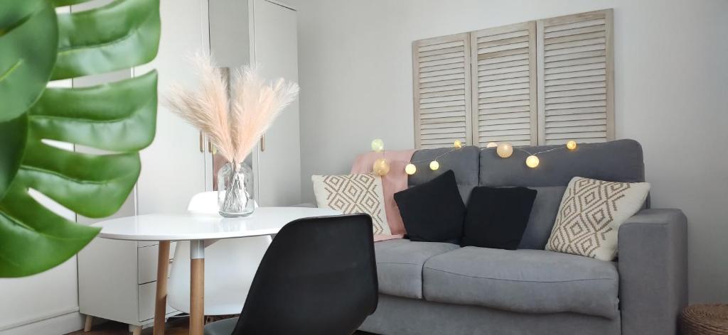 uma sala de estar com um sofá e uma mesa em Nuances d'Azur - Bel Azur em Nice