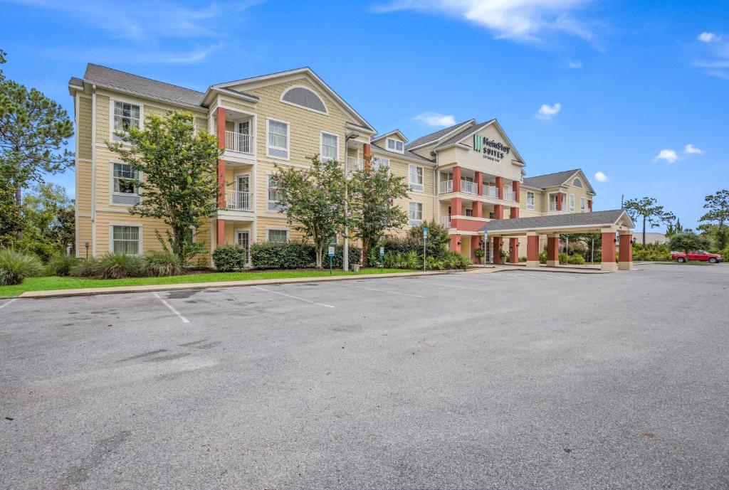 an empty parking lot in front of condos at MainStay Suites Port Saint Joe in Port Saint Joe