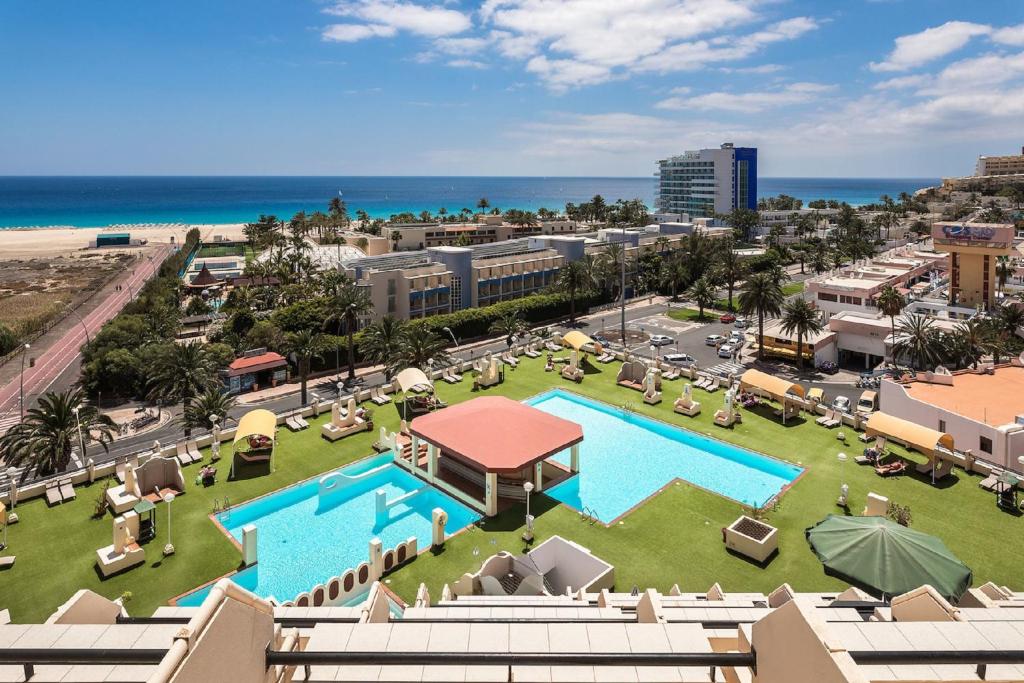 - une vue aérienne sur un complexe avec une piscine dans l'établissement Apartments Palm Garden, à Morro del Jable