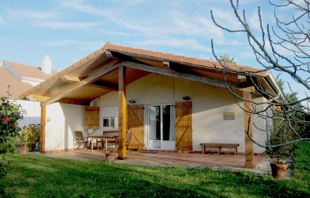 Casa pequeña con terraza de madera en Arcobaleno, en El Hoyo