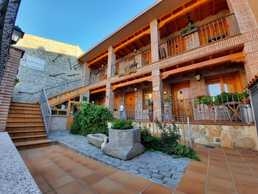 duży budynek ze schodami i klatką schodową w obiekcie Alojamientos Rurales La Aldaba w mieście Navalagamella