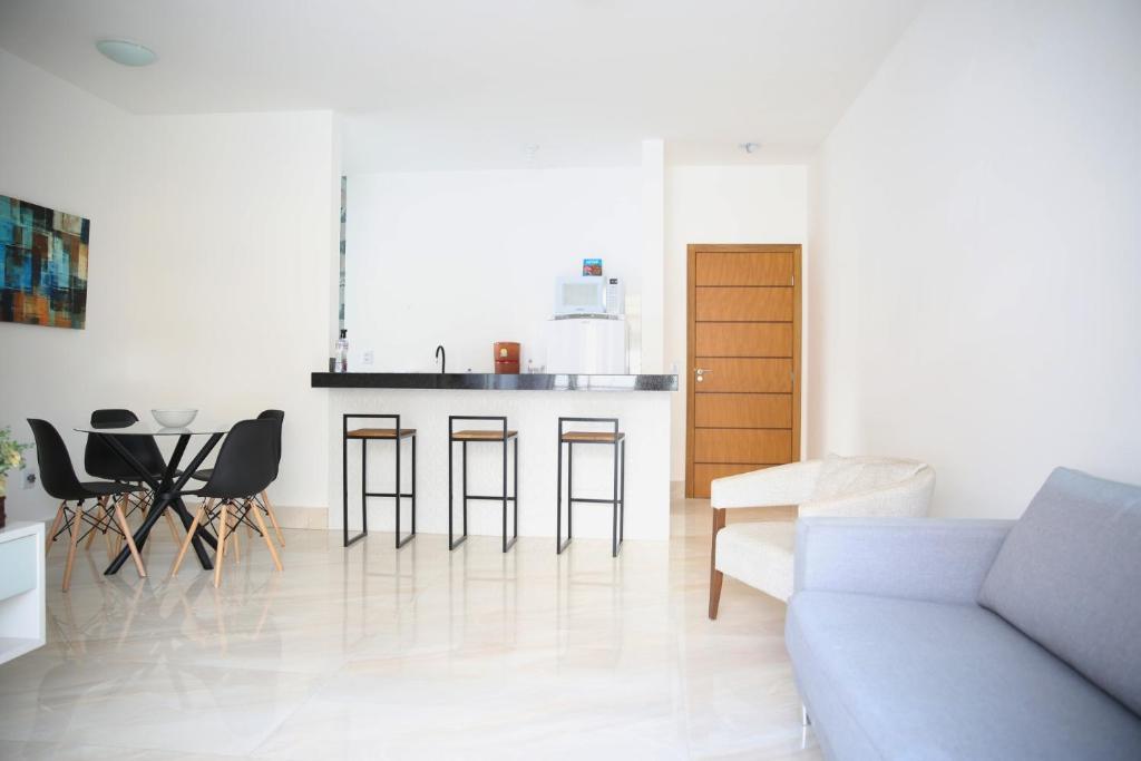 een woonkamer met een bank en een tafel en stoelen bij Apartamento Premium in Diamantina