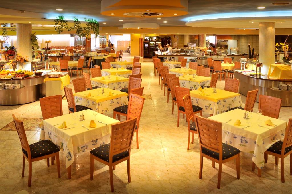 Ein Restaurant oder anderes Speiselokal in der Unterkunft KAKTUS Hotel Kaktus Albir 