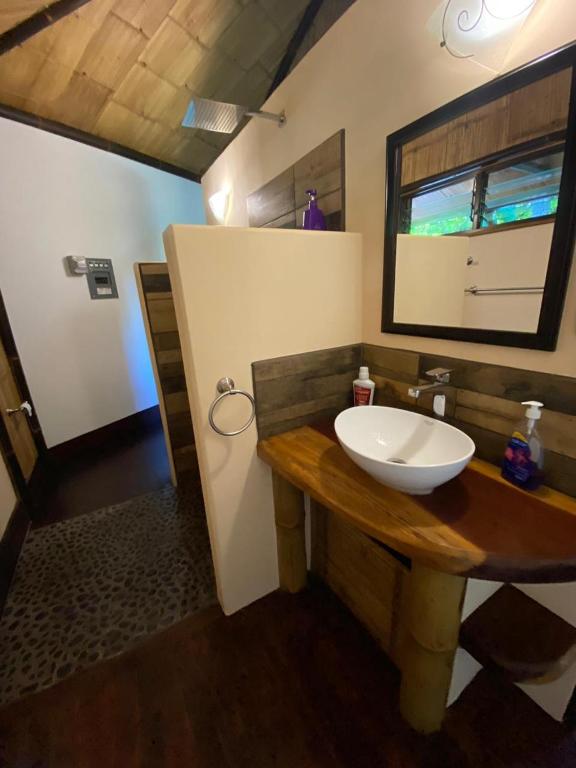 Uma casa de banho em TREEHOUSE PILON PAVONES