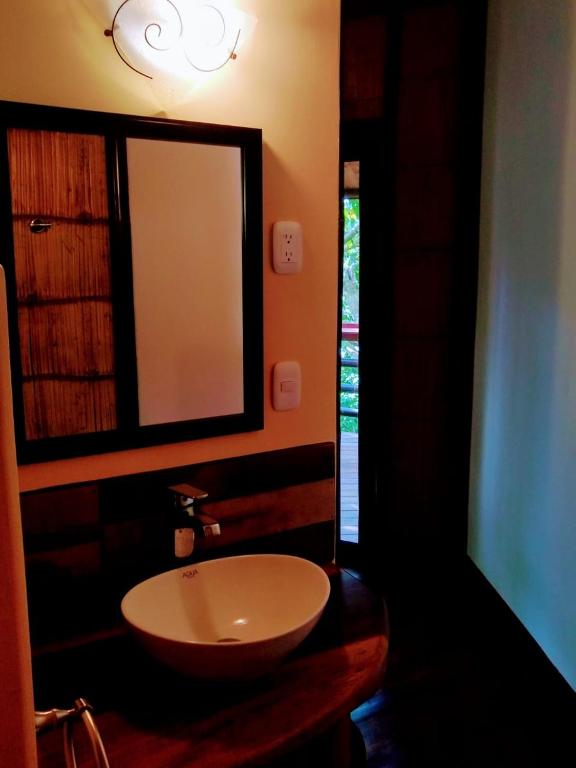 Uma casa de banho em TREEHOUSE PILON PAVONES