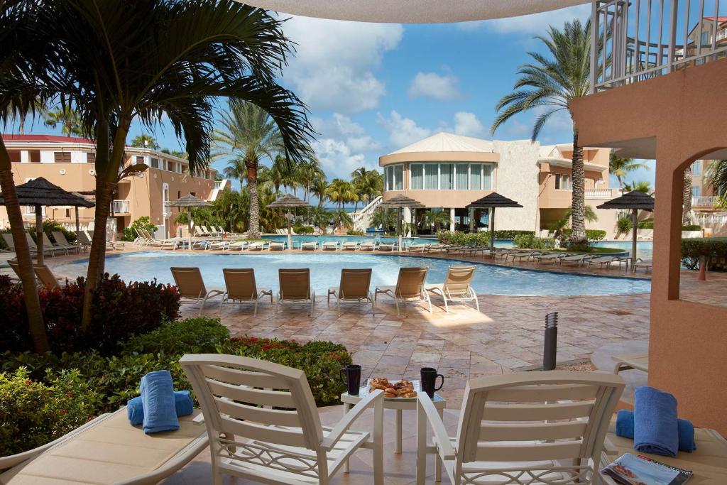 Bazén v ubytování Divi Aruba Phoenix Beach Resort nebo v jeho okolí
