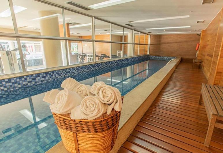 a large basket of white roses sitting in a lobby at Apart Hotel Fusion Estacionamento Grátis A007 in Brasilia