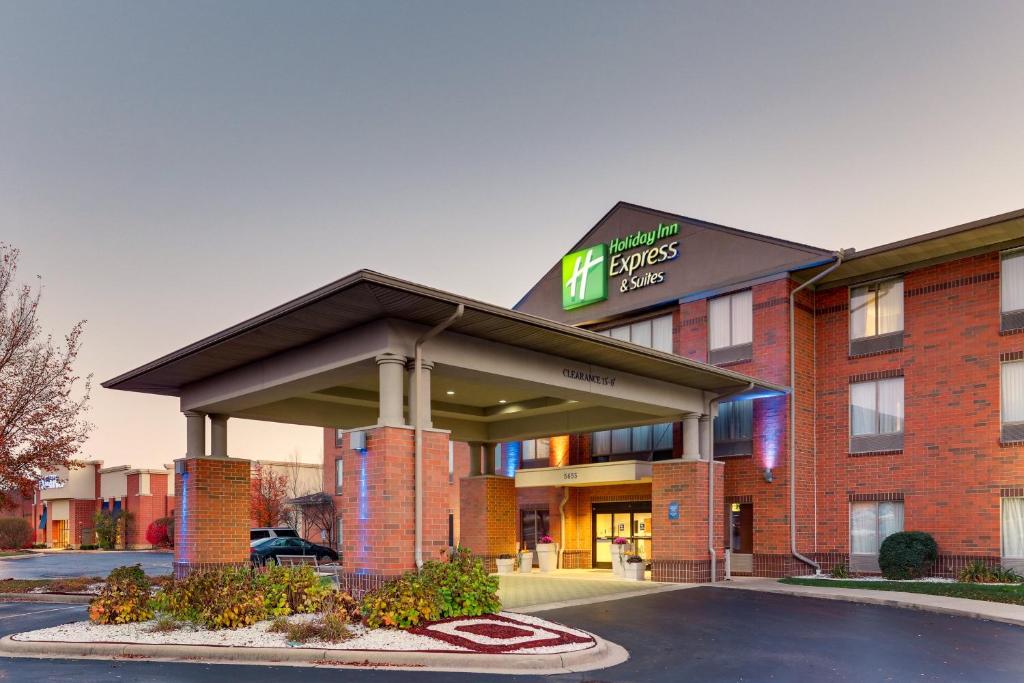 a hotel with a sign on the front of it at Holiday Inn Express Hotel & Suites Dayton-Centerville, an IHG Hotel in Centerville