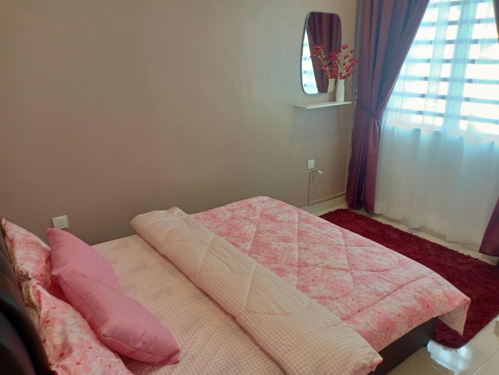 Postel nebo postele na pokoji v ubytování As Syifaa Homestay Mslim only