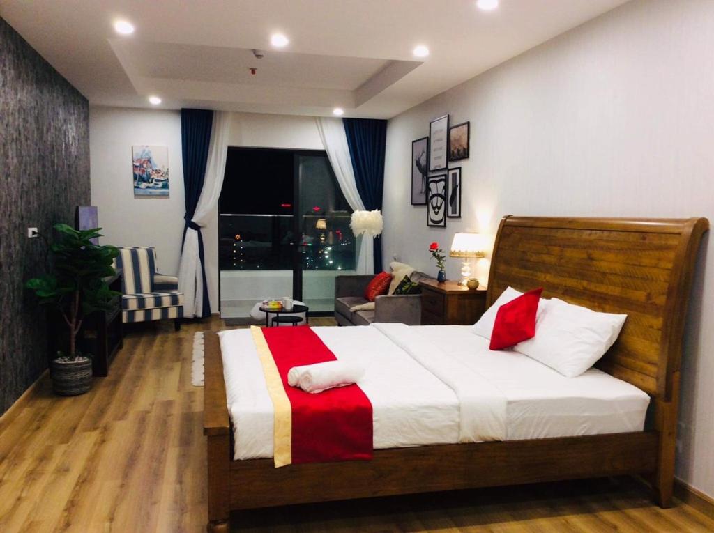 1 dormitorio con 1 cama y sala de estar en Ocean View TMS Luxury Apartment Quy Nhon, en Quy Nhon