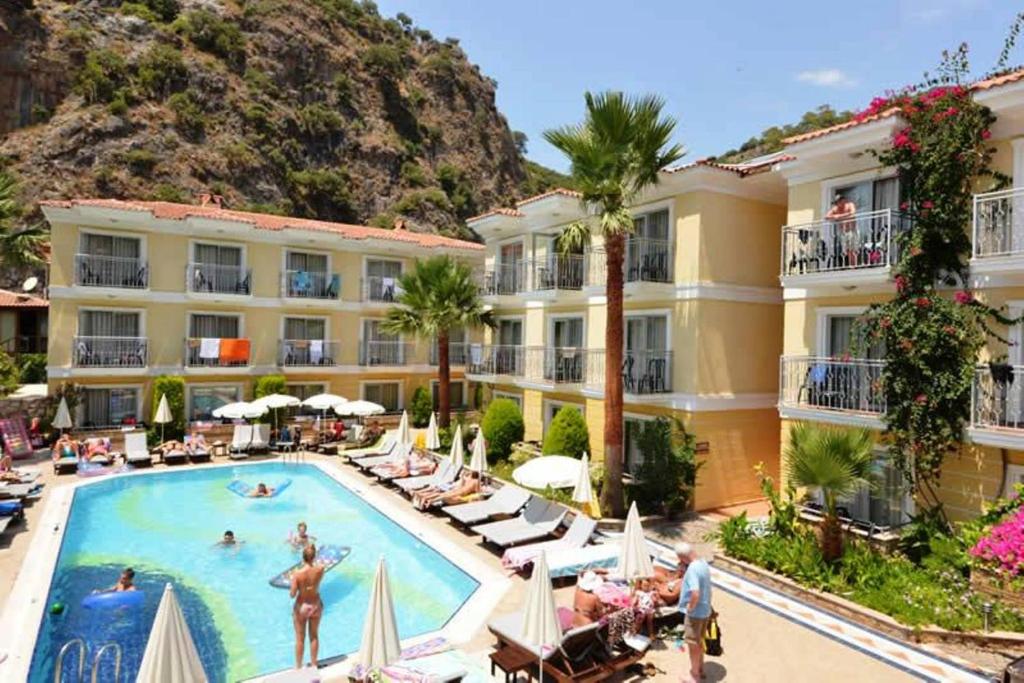 オルデニズにあるVilla Beldenizのスイミングプールとリゾートを併設するホテルです。