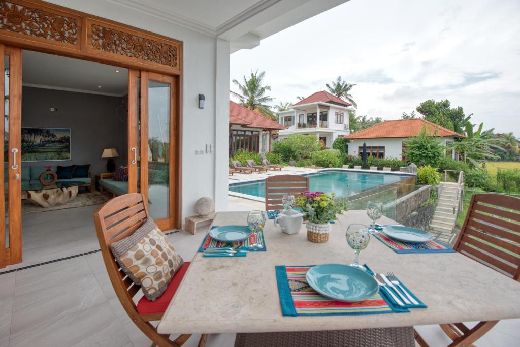 Bazén v ubytování Wake in Paradise and Luxury Lebah Villas nebo v jeho okolí