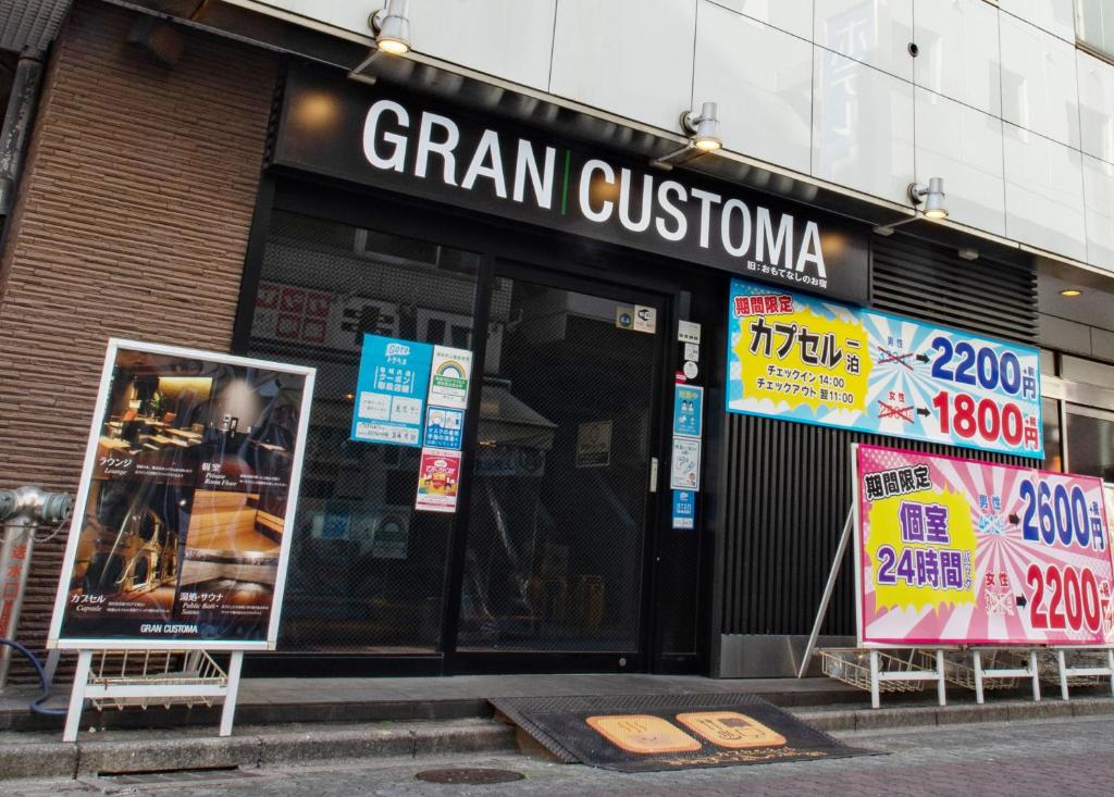 una tienda con carteles delante de un edificio en Gran Custama Ueno en Tokio