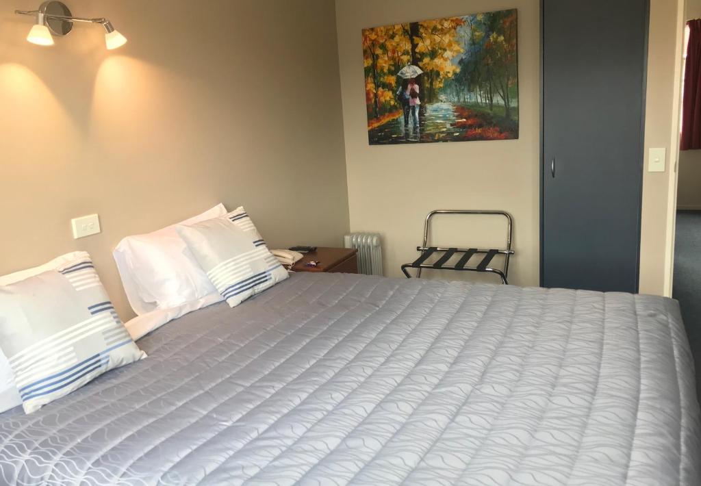 Postel nebo postele na pokoji v ubytování Phoenix Motels