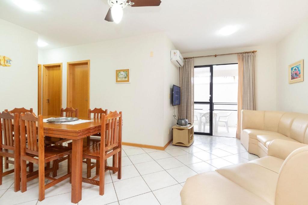  Aluguel de Apartamento 3 quartos sendo 1 suíte para 7 pessoas à 150 metros do mar em Bombas