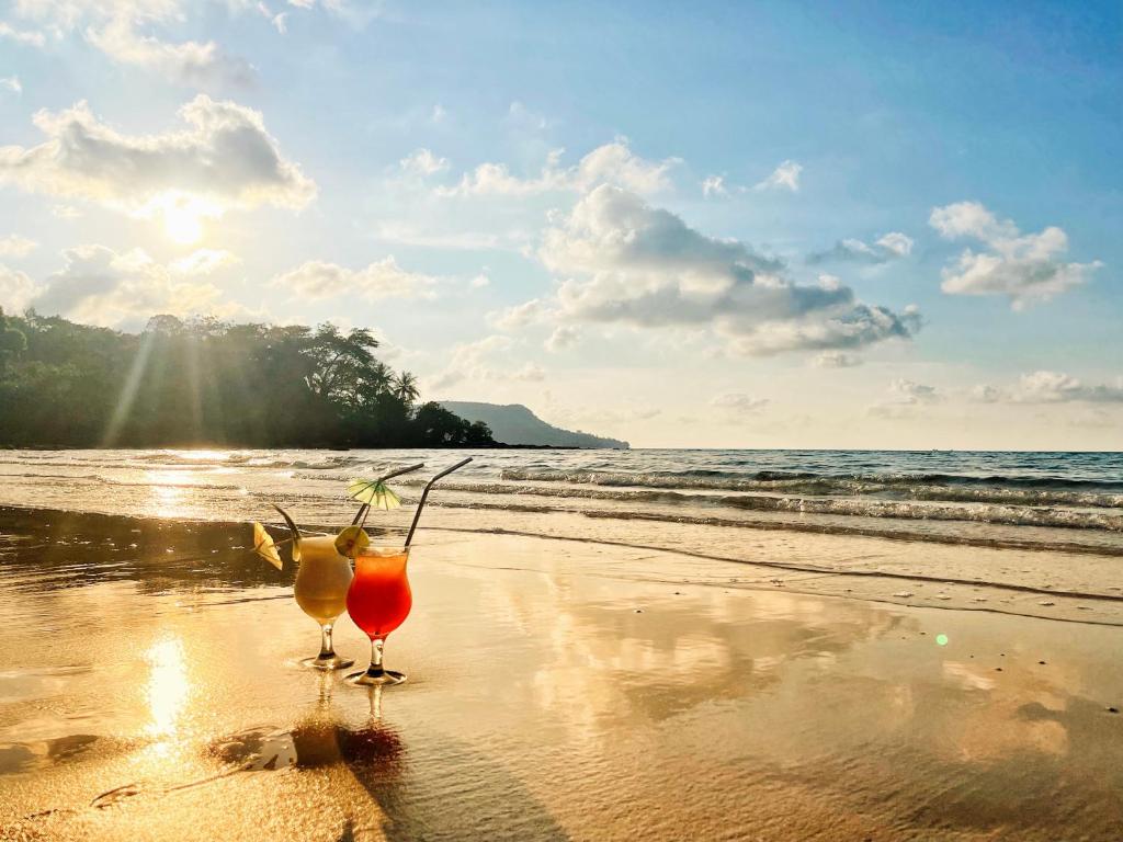 kilka koktajli siedzących na plaży w obiekcie Lonely Beach w mieście Koh Rong