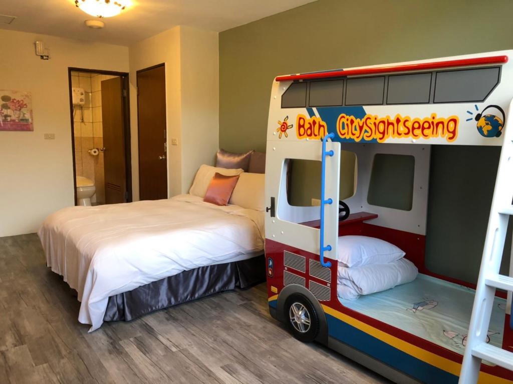 Postel nebo postele na pokoji v ubytování Sun Moon Lake Loft Inn