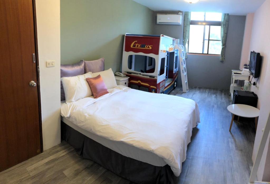 Postel nebo postele na pokoji v ubytování Sun Moon Lake Loft Inn