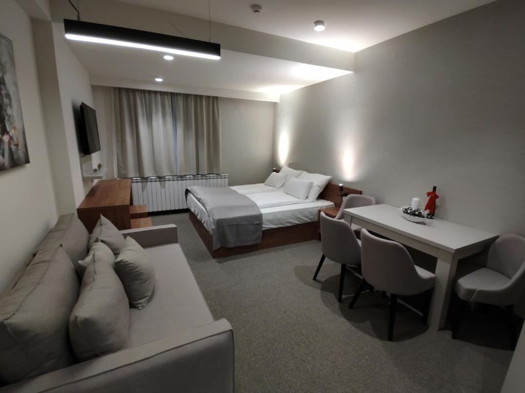 Habitación de hotel con cama, sofá y mesa en Star Hill - Koznik Konaci en Kopaonik