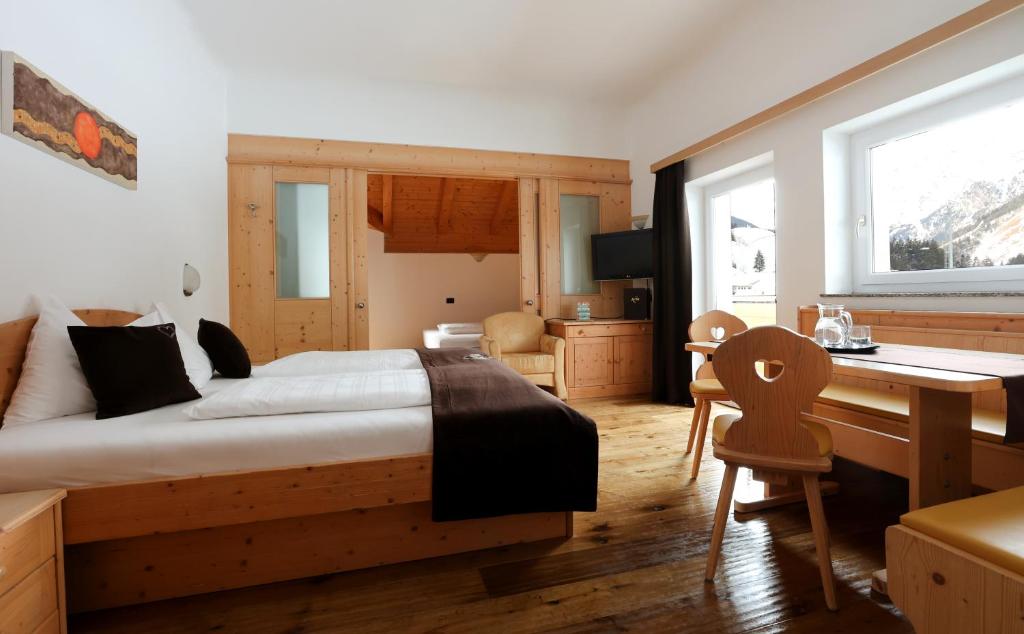 Postel nebo postele na pokoji v ubytování Hotel Alpin