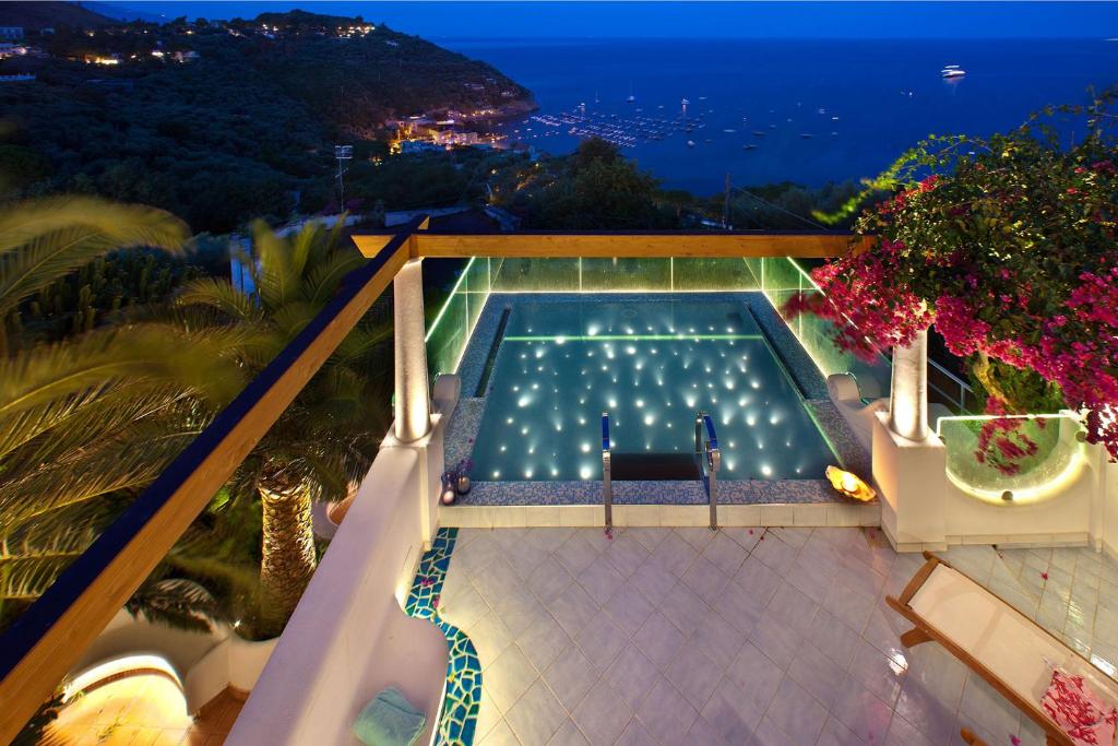 vista sulla piscina di notte di Amore Rentals - Villa Ariadne a Nerano