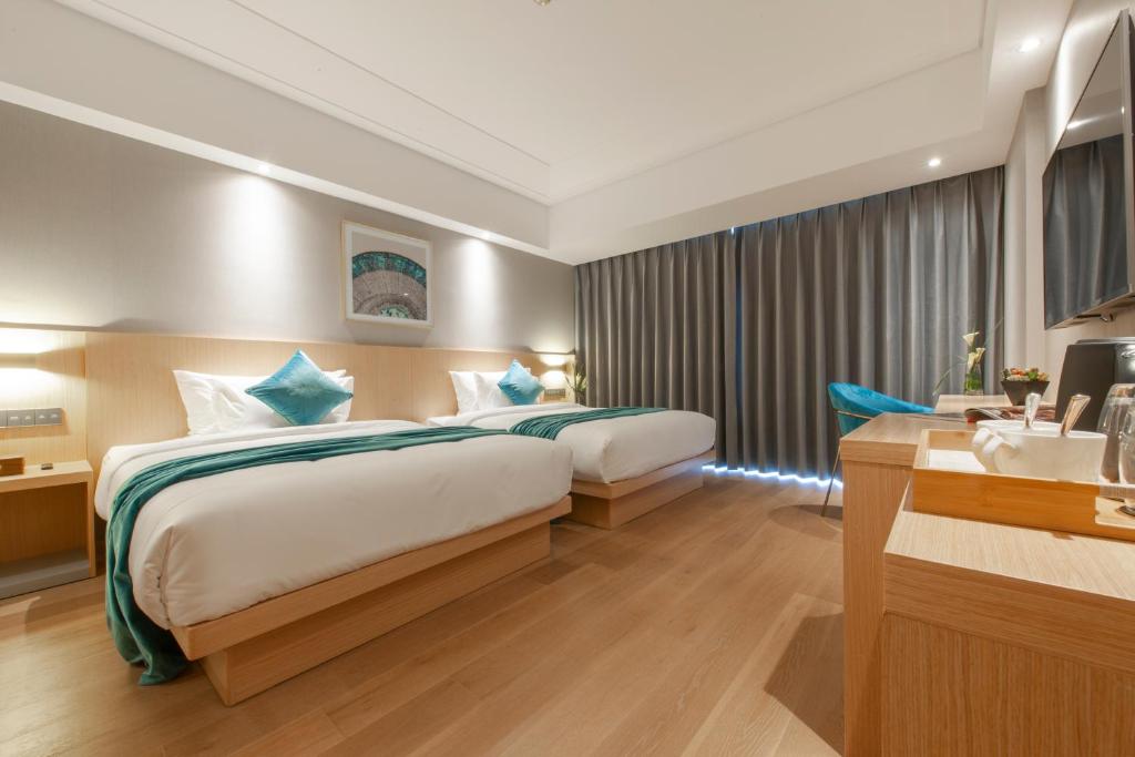 Postel nebo postele na pokoji v ubytování Shanghai Baixia Pagoda Hotel