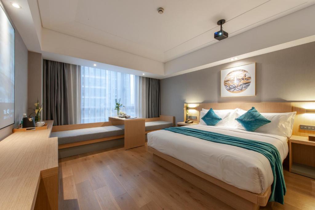 Postel nebo postele na pokoji v ubytování Shanghai Baixia Pagoda Hotel