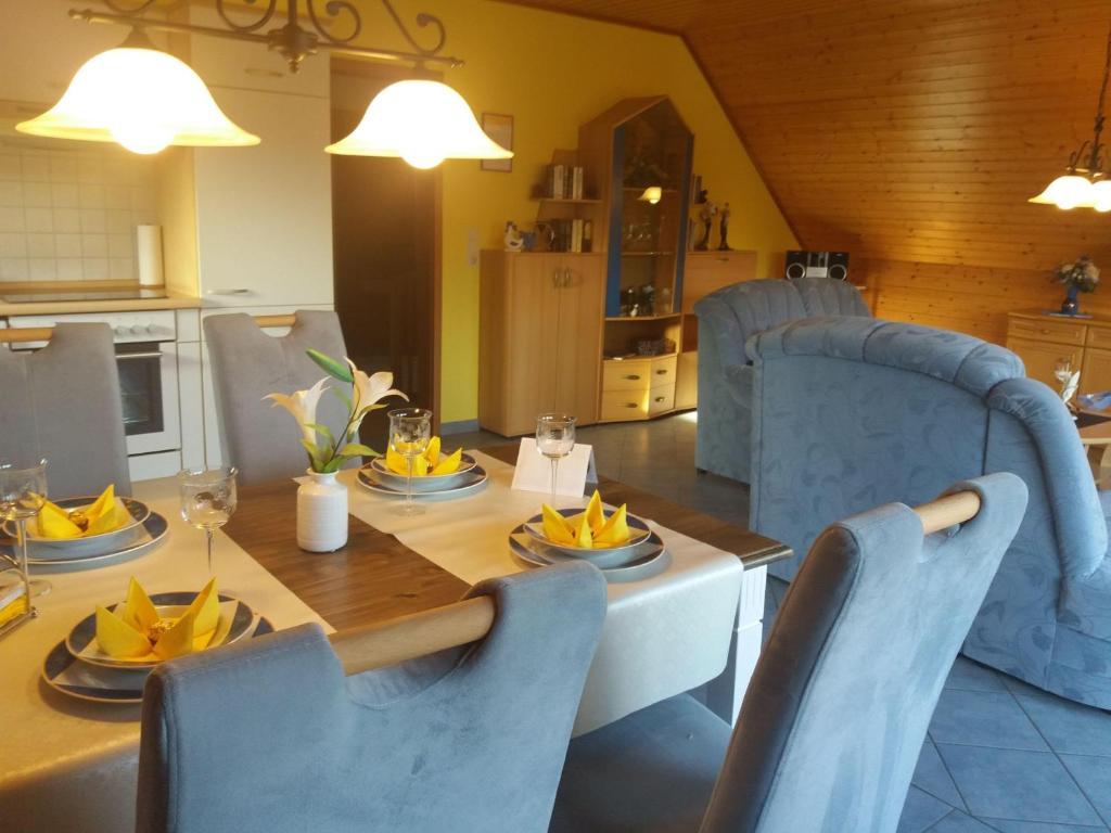 a kitchen and dining room with a table and chairs at Ferienwohnung-Dorette-in-Stakendorf-mit-Blick-ueber-den-Dorfteich in Stakendorf