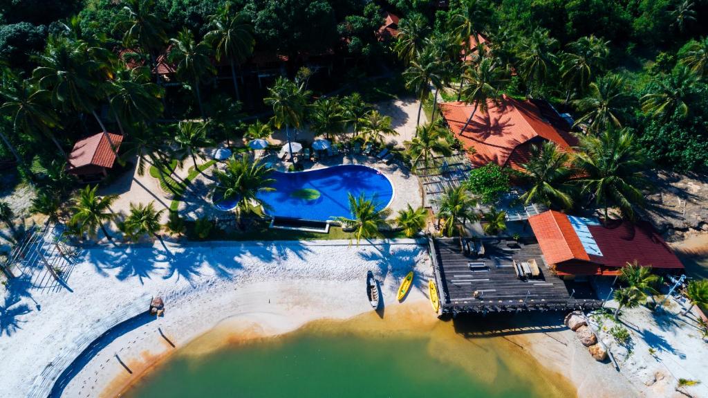 Pemandangan kolam renang di Mango Beach Resort atau di dekatnya