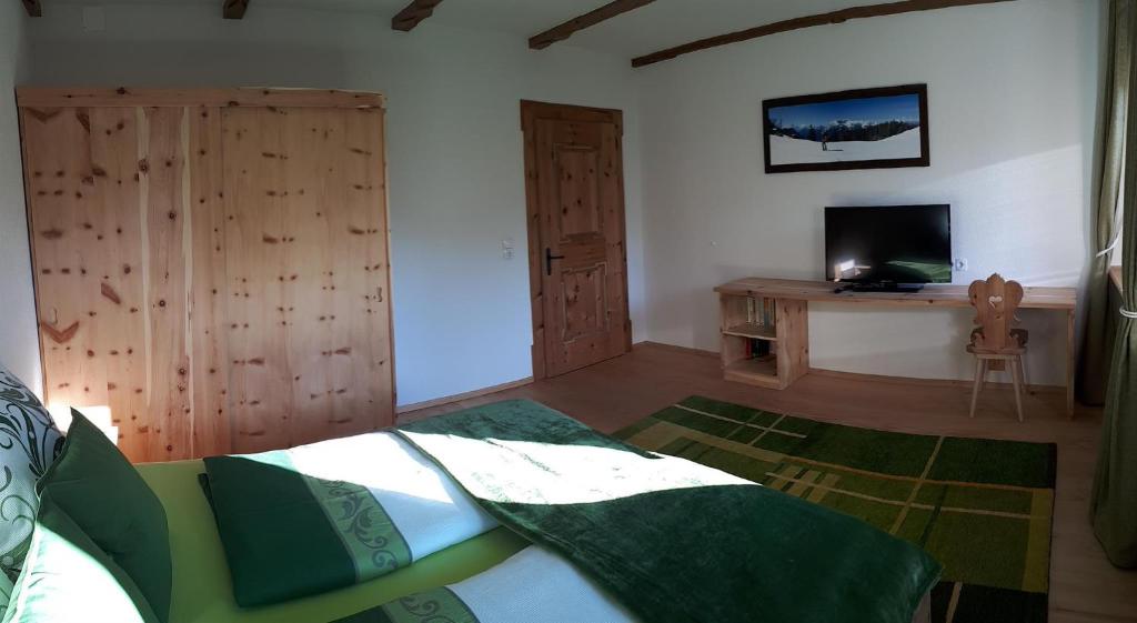 TV a/nebo společenská místnost v ubytování Zirbenchalet Obergruben