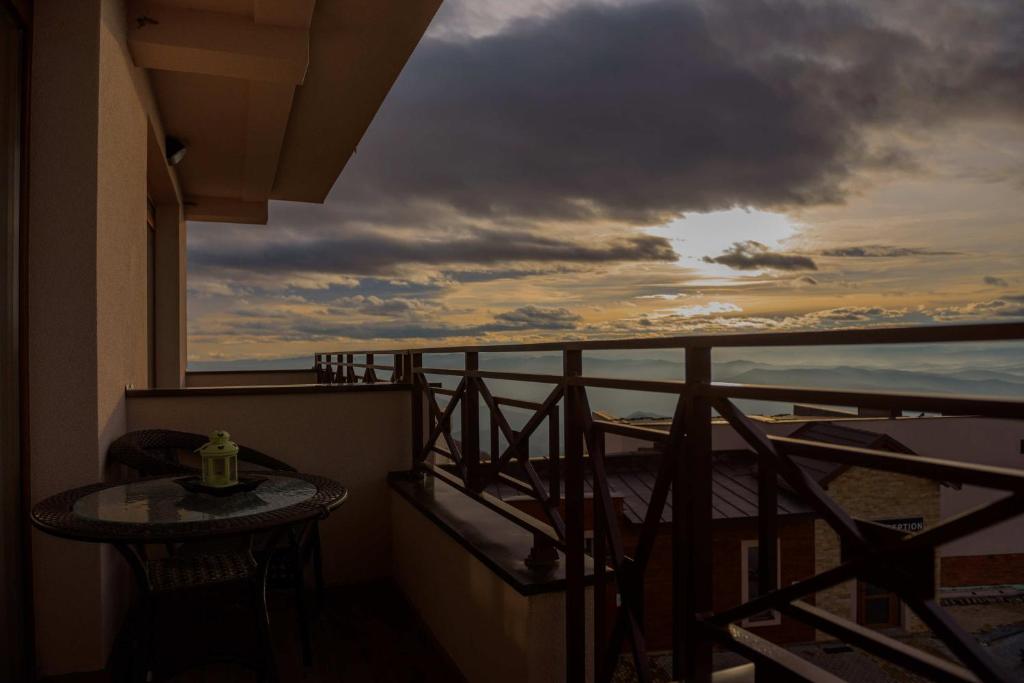 een balkon met een tafel en uitzicht op de oceaan bij Premier 29 Milmari Resort Wellness&Spa in Kopaonik