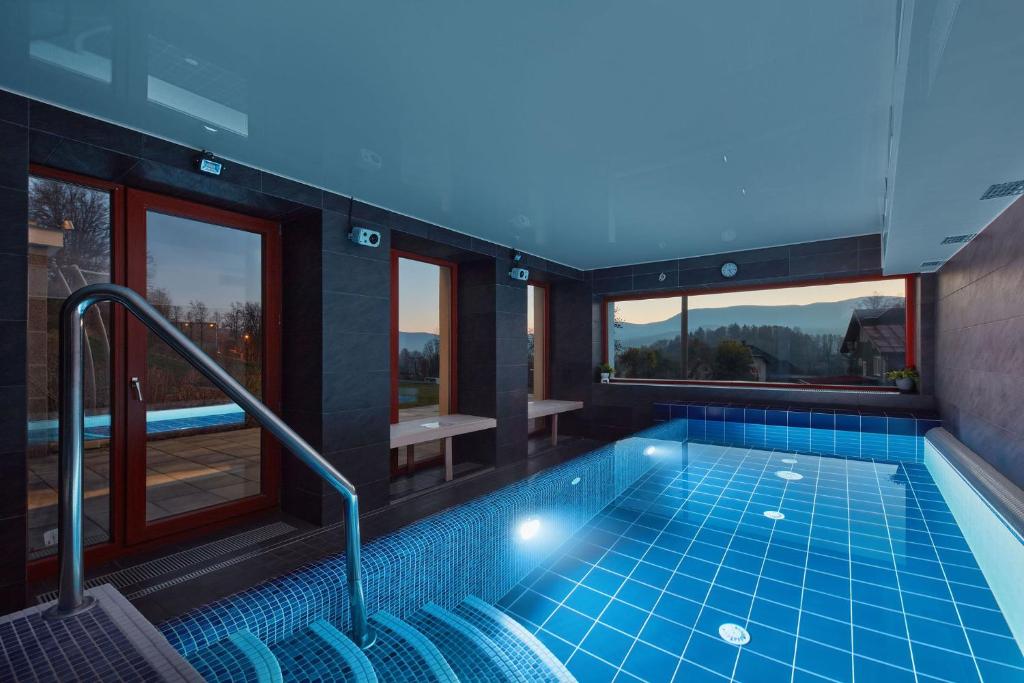 Bazén v ubytování Hotel Slunný Dvůr nebo v jeho okolí