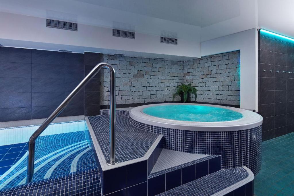 Bazén v ubytování Hotel Slunný Dvůr nebo v jeho okolí