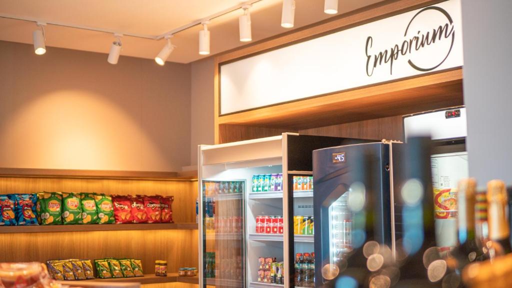 Supermarket nebo jiné obchody v  hotelu nebo okolí