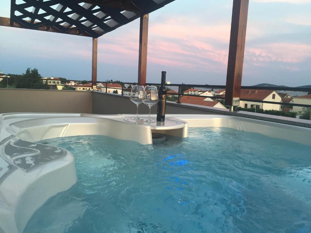 wanna z hydromasażem z kieliszkami do wina na dachu w obiekcie Apartment 3 with the private jacuzzi w mieście Turanj