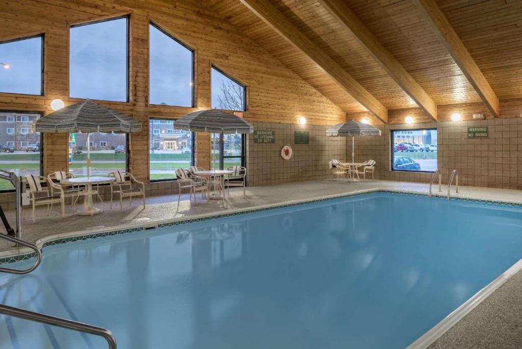 een zwembad in een gebouw met ramen bij AmericInn by Wyndham Valley City Conference Center in Valley City