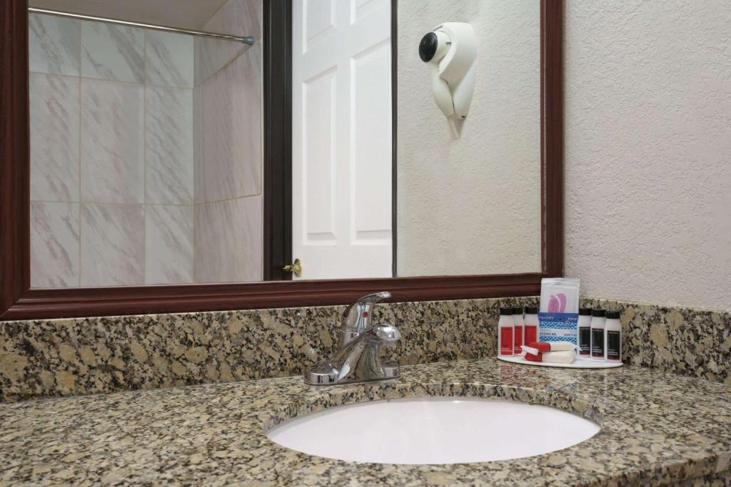 Baymont by Wyndham Bremerton WA - King Room - Niet -roken