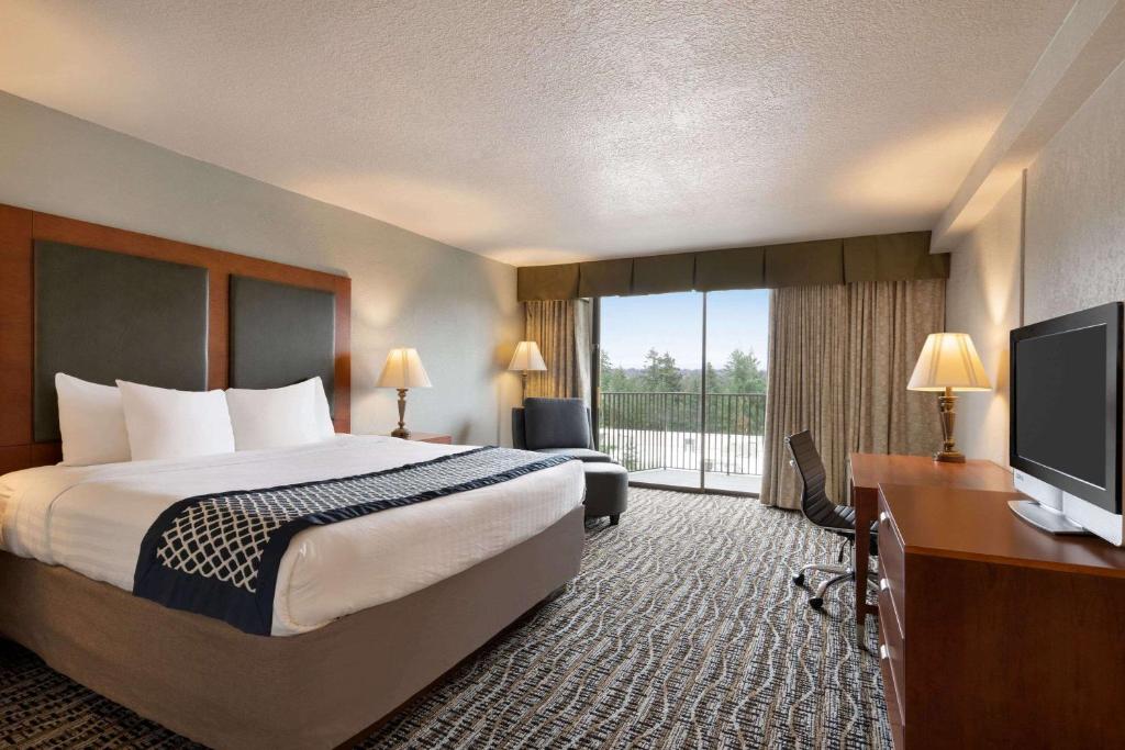 Baymont by Wyndham Bremerton WA - One-Bedroom Suite With City View - Non-Smoking