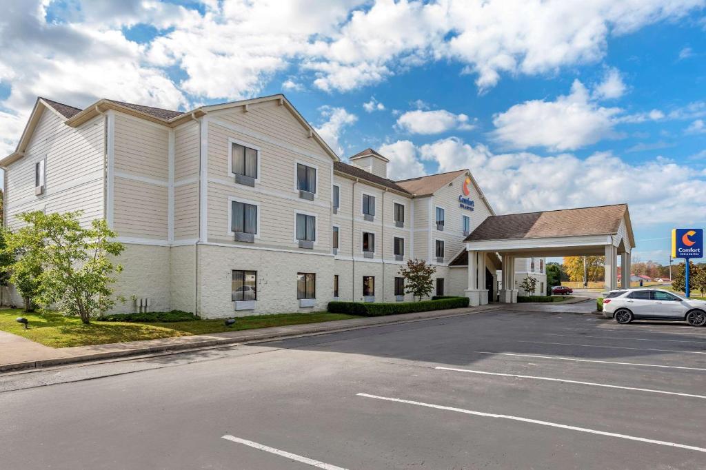 um edifício com um carro estacionado em frente a um parque de estacionamento em Comfort Inn & Suites em Morehead