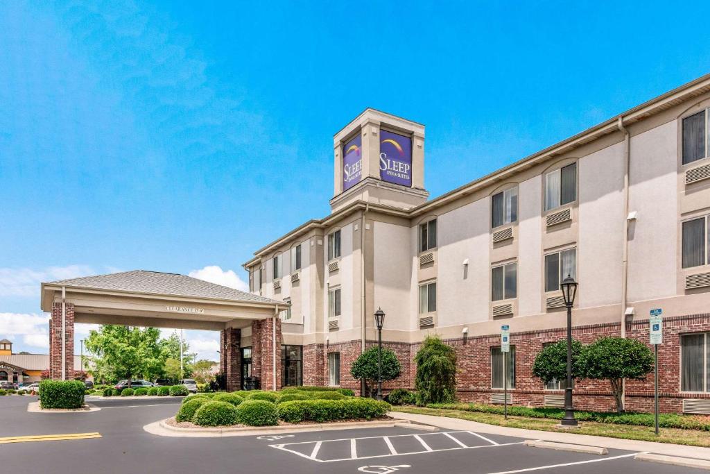 un hotel con una torre de reloj en la parte superior de un edificio en Sleep Inn & Suites Smithfield near I-95 en Smithfield