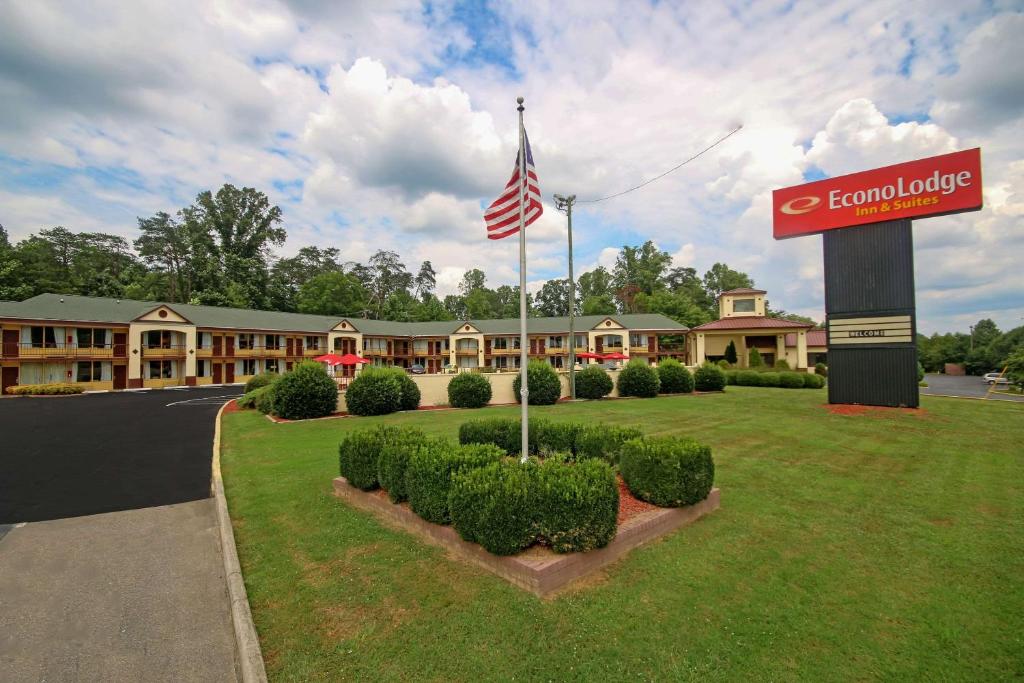 a hotel with an american flag in front of a building at Econo Lodge Inn And Suites - Pilot Mountain in Pilot Mountain