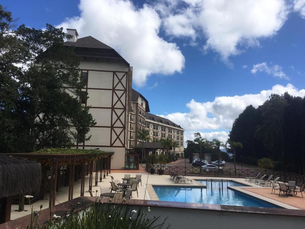 vista para um edifício com piscina em Vista Azul Flat Service em Domingos Martins