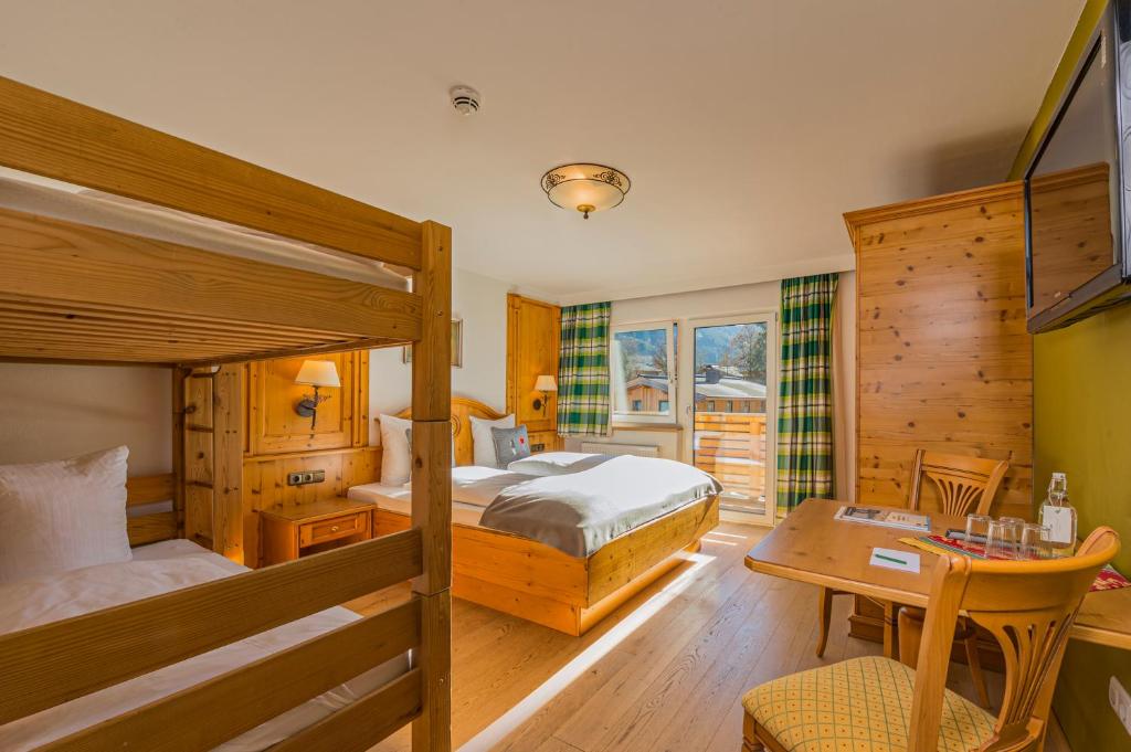 Postel nebo postele na pokoji v ubytování Lifesport Hotel Hechenmoos